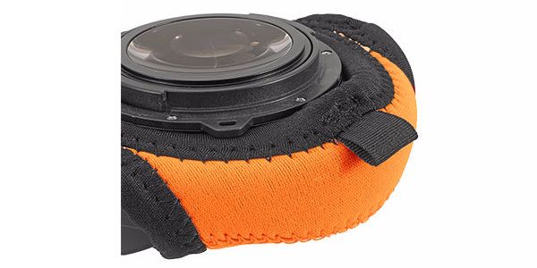 背面のループにストラップなどを取り付け可能